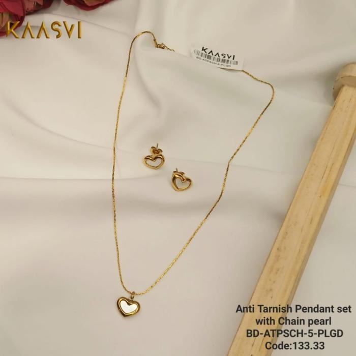 Anti Tarnish Mother of Pearl Pendant set with Chain